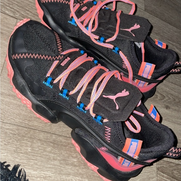 Puma black and pink trainers ‼️
Very comfy ‼️
Size 7Y ‼️ - Picture 1 of 6